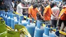 Tersangka penyuntikan tabung gas di Cipayung, Jakarta, Selasa (22/1). Polda Metro Jaya menyita 1.200 tabung LPG ukuran 3 Kg, 242 ukuran 12 Kg, 14 selang pipa besi regulator pemindah isi gas dan 1 kantong segel tabung gas. (Liputan6.com/Faizal Fanani)