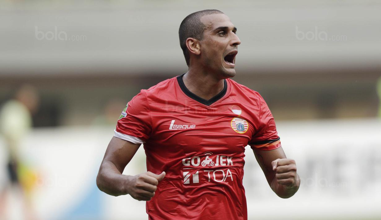 Striker Persija, Bruno Lopes, melakukan selebrasi usai mencetak gol ke gawang Persegres pada laga Liga 1 Indonesia di Stadion Patriot, Bekasi, Sabtu (14/10/2017). Persija menang 5-0 atas Persegres. (Bola.com/M Iqbal Ichsan)