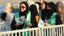 Suporter wanita Arab Saudi membawa bendera tim kesayangannya Al-Ahli saat memasuki stadion pada Saudi Pro League di King Abdullah Sports City, Jeddah, (12/1/2018). Arab Saudi untuk pertama kalinya mengizinkan wanita menonton di stadion. (AFP/STRINGER)