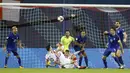 Striker Kroasia, Nikola Kalinic, melepaskan tendangan ke gawang Yunani pada laga leg pertama playoff Piala Dunia 2018 di Stadion Maksimir, Kamis (9/11/2017). Kroasia menang 4-1 atas Yunani. (AP/Darko Bandic)