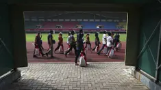 Warga berjalan kaki untuk menerima vaksin Sinovac saat vaksinasi massal virus corona COVID-19 untuk umum di Stadion Patriot Candrabhaga, Bekasi, Jawa Barat, Senin (14/6/2021). Peminat vaksinasi COVID-19 di Stadion Patriot Candrabagha sangat tinggi. (AP Photo/Achmad Ibrahim)