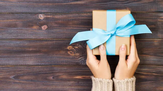 cara membungkus kado (sumber: istockphoto)