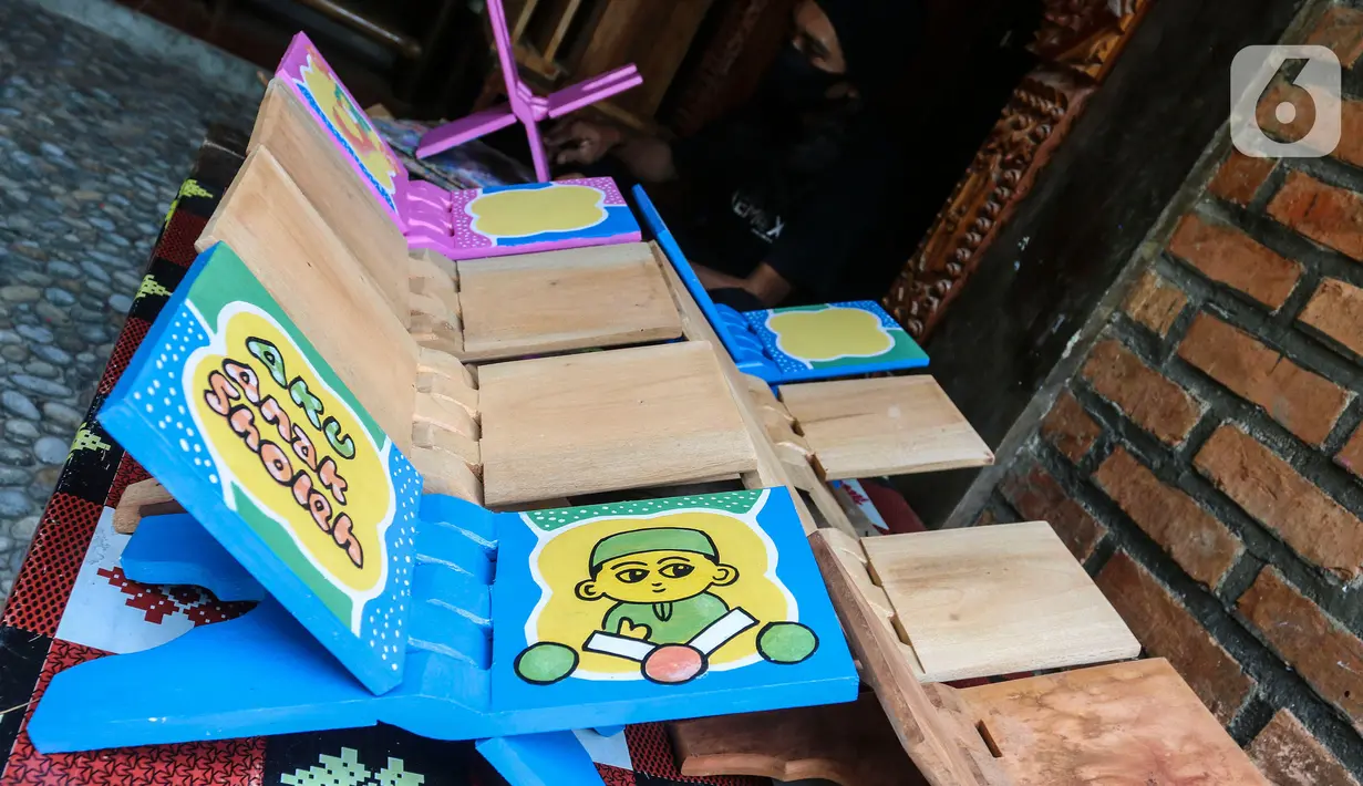 Rekal/lekar untuk meletakkan Al-Quran terlihat di Gallery Cemolex, Depok, Jawa Barat, Kamis (22/4/2021). Saat bulan Ramadhan permintaan rekal/lekar meningkat dari 50 sampai 200 buah yang dijual dari harga 50 ribu sampai 100 ribu. (Liputan6.com/Johan Tallo)