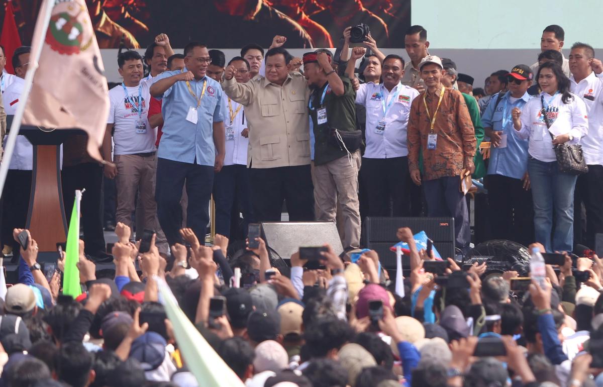 FOTO: Aksi Prabowo Lepas Baju  dan Membagikannya di Hadapan Buruh pada May Day 2026 di Monas