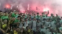 Ribuan Bobotoh menyambangi sesi latihan Persib Bandung di Stadion Persib, Jalan Ahmad Yani, Kota Bandung, Selasa (28/5/2024) sore WIB. (Bola.com/Erwin Snaz)