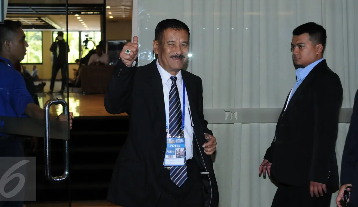 Manajer Persib, Umuh Muchtar (tengah) saat hadir untuk mengikuti Kongres Luar Biasa (KLB) PSSI di Jakarta, Rabu (3/8). Kongres untuk menetapkan enam agenda pada Kongres Luar Biasa (KLB) PSSI mendatang. (Liputan6.com/Helmi Fithriansyah)