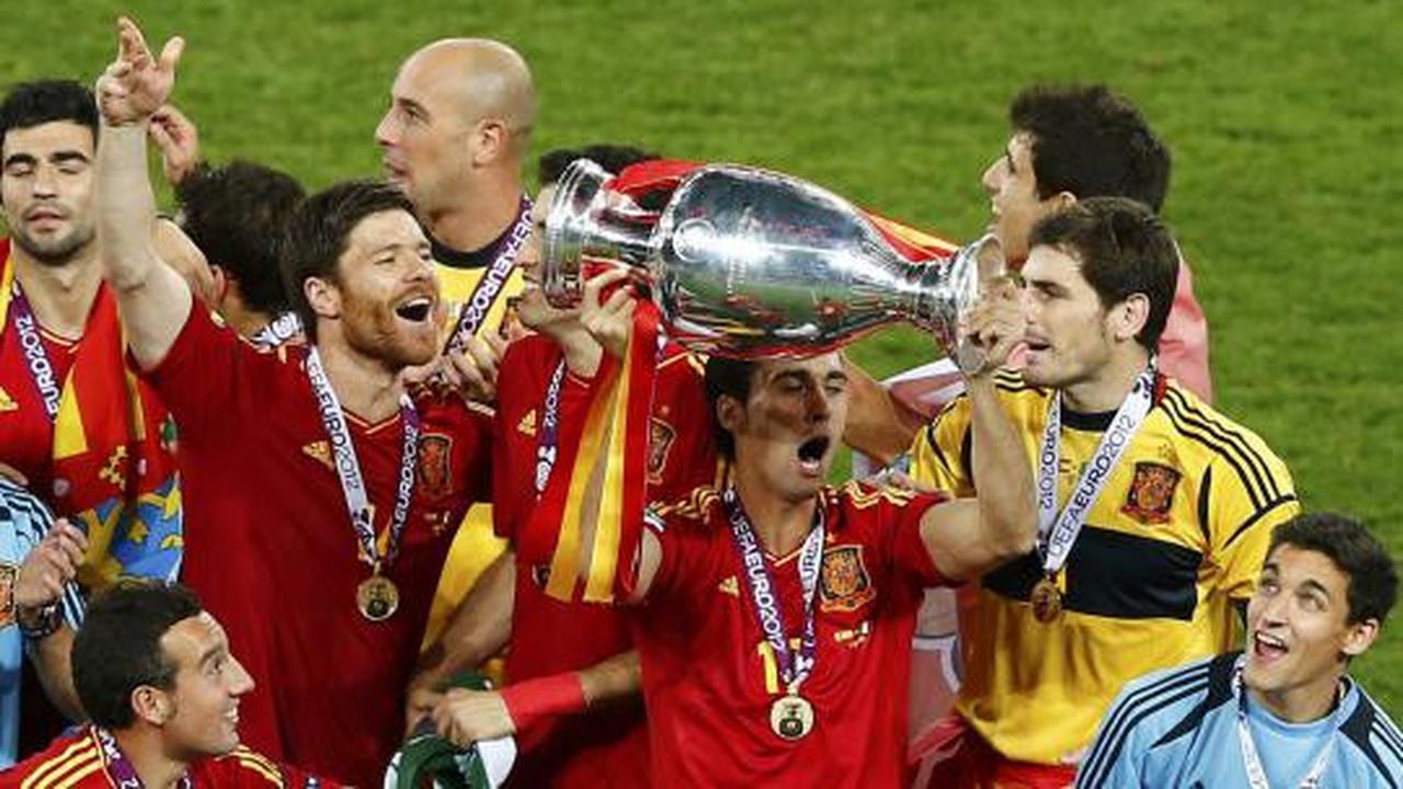 Ekspresi pemain Spanyol saat mengangkat tropi