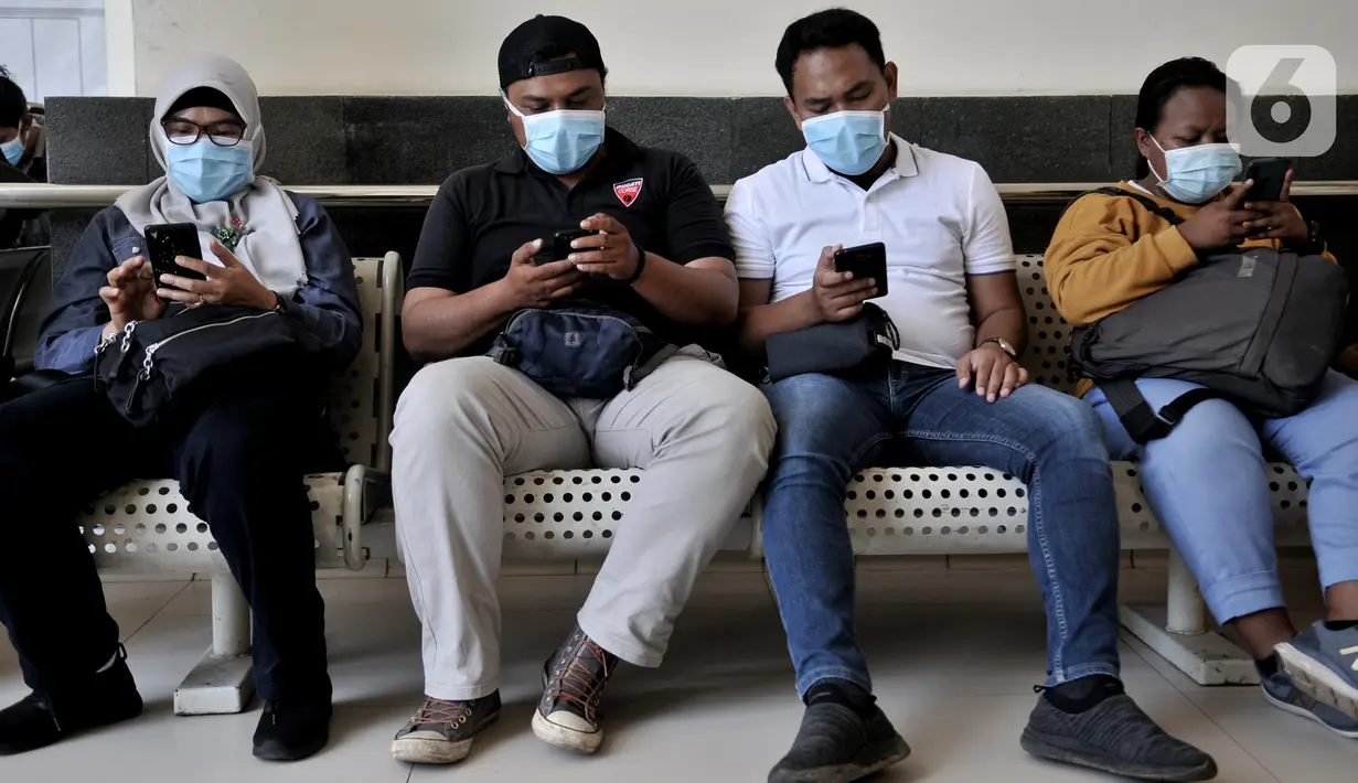 Pengunjung mengenakan masker saat berkunjung ke RSPI Prof. DR. Sulianti Saroso, Sunter, Jakarta, Senin (2/3/2020). Pegawai dan pengunjung mengenakan masker sebagai bentuk pencegahan penularan pasca dua pasien positif terinfeksi Corona dirawat di rumah sakit tersebut. (merdeka.com/Iqbal S. Nugroho)