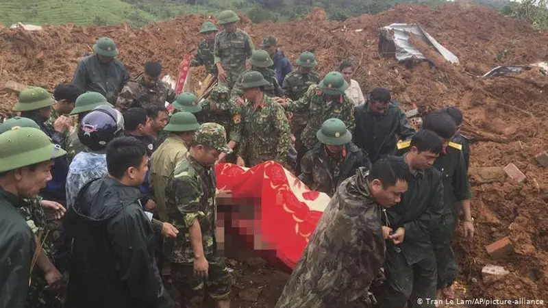 Proses evakuasi korban tanah longsor yang menghantam sebuah barak militer di Vietnam.