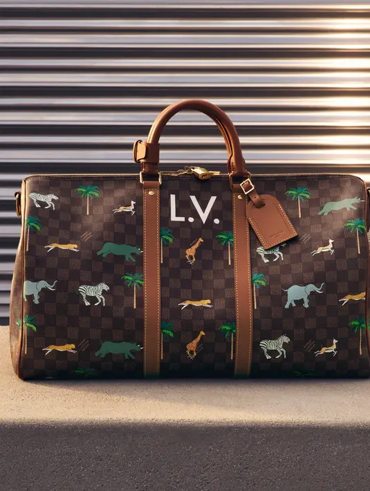 Pusha T tampil dalam setelan yang rapi tanpa kesan kaku. Jaket berlapel lebar, celana berlipit dan sedikit melebar, hingga detail jacquard dan bordir pada denim menciptakan dialog antara kemewahan klasik dan inovasi masa kini.  [Dok/LouisVuitton[