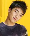 Boyband terkenal asal Korea Selatan, Big Bang mendapat teguran pedas dari netizen, kepada salah satu anggotanya. Seungri yang di kritik tak sopan karena foto tiduran di Kereta Api. (Soompi/Bintang.com)