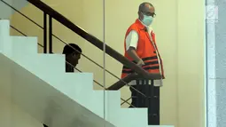 Bupati Bandung Barat nonaktif Abubakar menaiki tangga di gedung KPK, Jakarta, Selasa (10/7). Abubakar akan menandatangani perpanjangan penahan kasus suap sejumlah kepala dinas untuk keperluan politik istrinya, Elin Suharliah. (Merdeka.com/Dwi Narwoko)