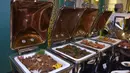 Kanopi yang meriah membentang di halaman luar Palm Court, menciptakan ruang yang hangat. Terasa begitu nyaman bagi orang-orang terkasih untuk menghabiskan waktu bersama kerabat. Ditambah dengan beragam sajian nusantara dan middle east yang menggugah selera. Dari Mezze, shawarma, Kambing Guling hingga Udang Bakar Dabu Dabu menanti untuk dinikmati. [ Foto : dok Four Seasons Hotel Jakarta ]