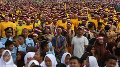 Ratusan peserta dari dari berbagai unsur mengenakan ikat kepala merah putih saat menghadiri acara Nusantara Bersatu di Monas, Jakarta, Rabu (30/11).  Acara tersebut digelar dalam rangka memperkokoh rasa persatuan dan kesatuan. (Liputan6.com/Johan Tallo)