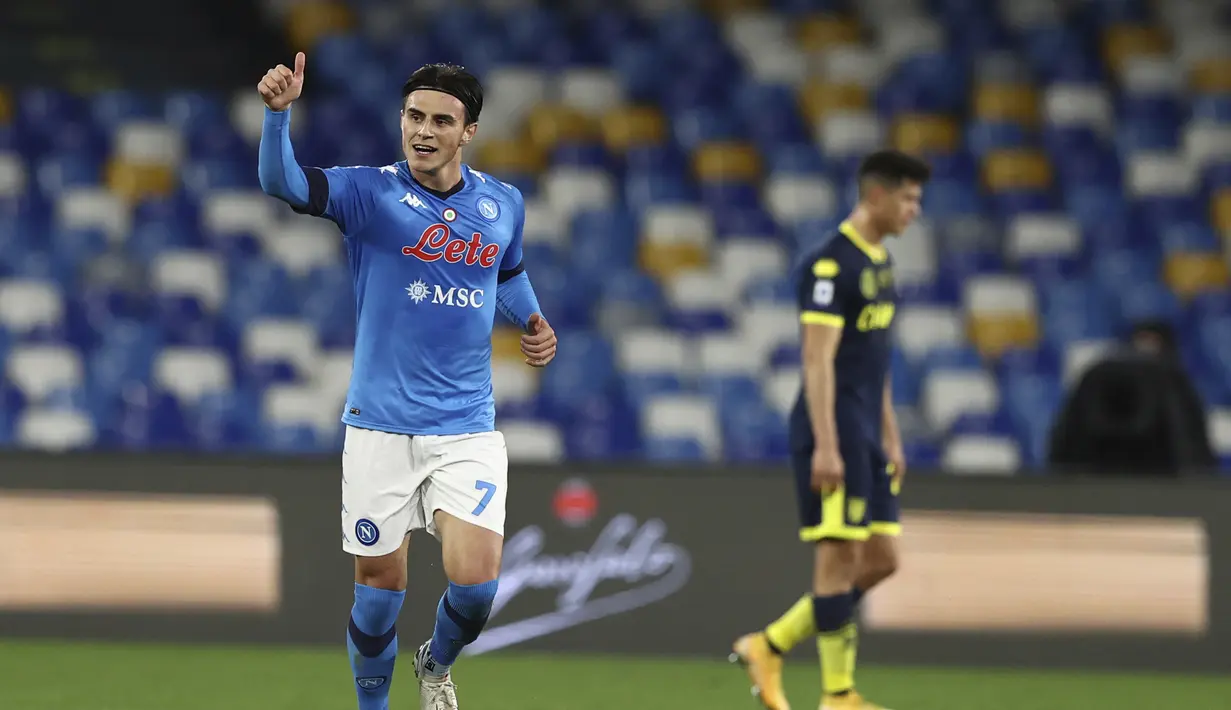 Gelandang Napoli, Eljif Elmas melakukan selebrasi usai mencetak gol pertama timnya ke gawang Parma dalam laga lanjutan Liga Italia 2020/21 pekan ke-20 di Diego Armando Maradona Stadium, Minggu (31/1/2021). Napoli menang 2-0 atas Parma. (LaPresse via AP/Alessandro Garofalo)
