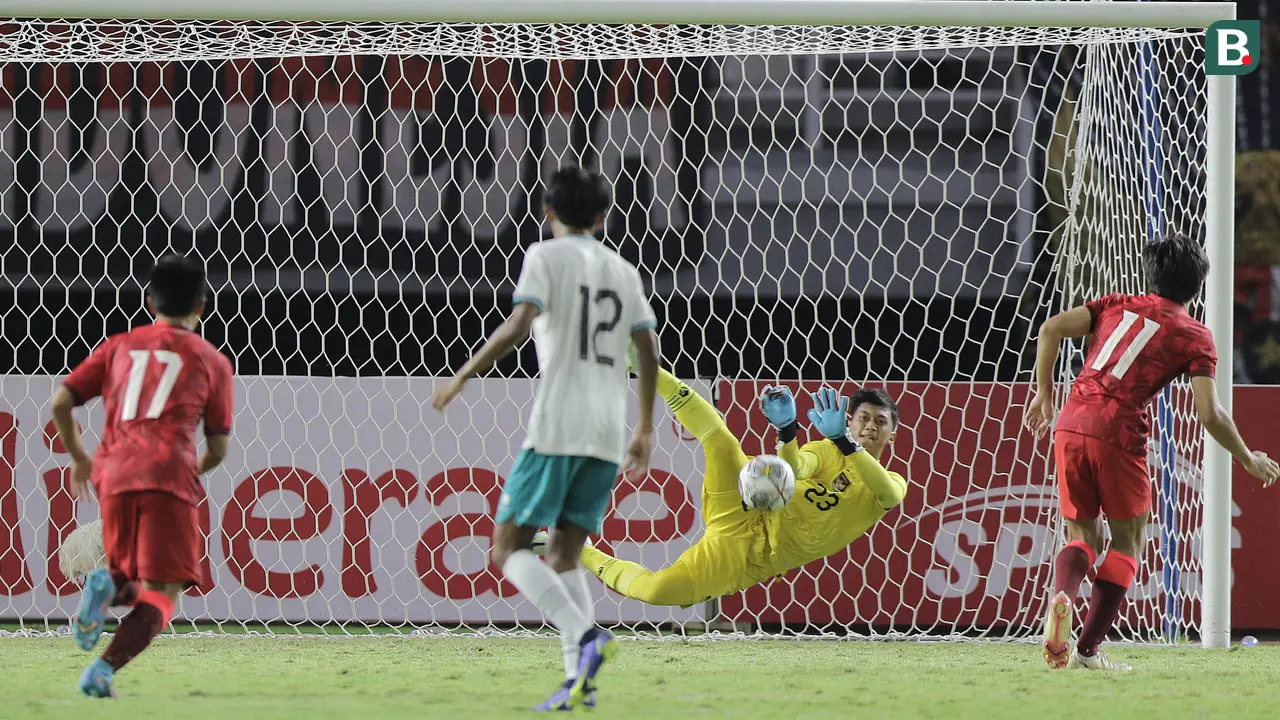 Foto: Aksi Penjaga Gawang Timnas Indonesia U-20 Pelapis Cahya Supriadi saat Mengagalkan Penalti Hong Kong