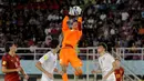 Kiper Timnas Uzbekistan U-17, Muhammadyusuf Sobirov, mengamankan bola tendangan pemain Spanyol U-17 dalam pertandingan babak penyisihan Grup B Piala Dunia U-17 di Stadion Manahan, Solo. Kamis (16/11/2023). (Bola.com/Arief Bagus)