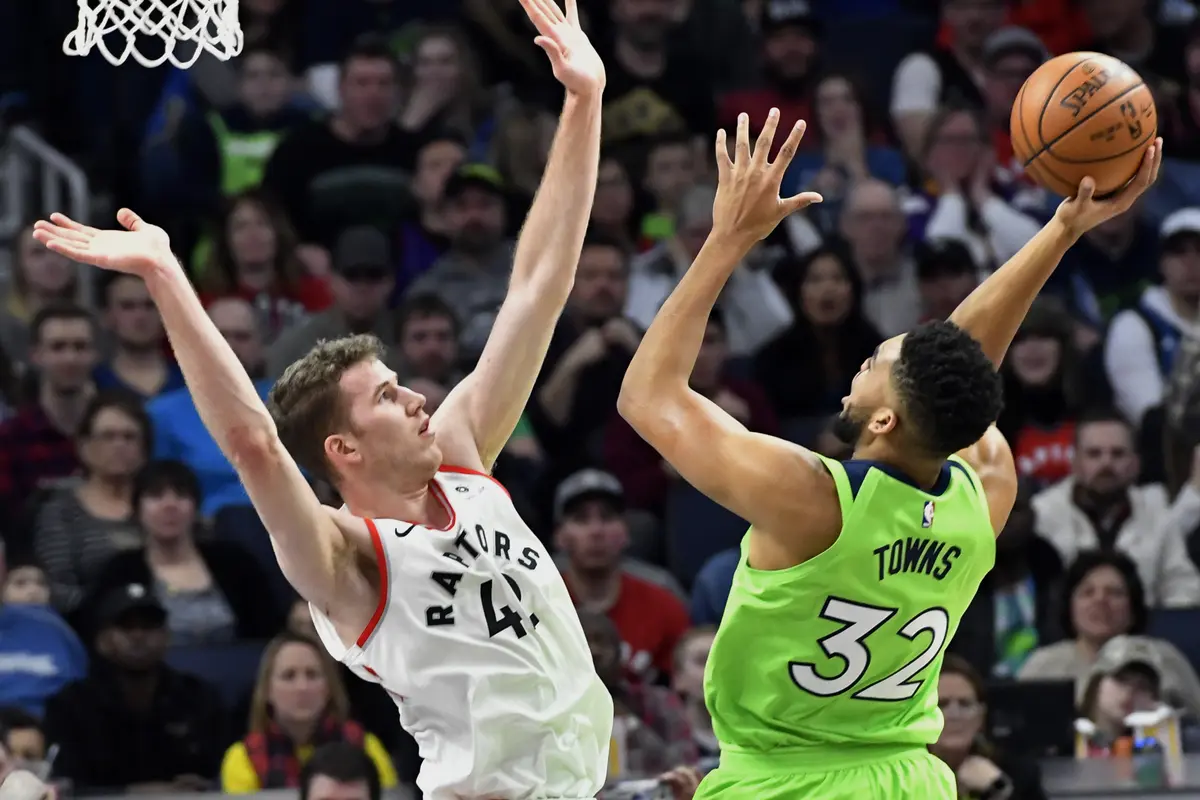 Karl-Anthony Towns memasukkan bola saat Timberwolves melawan Raptors (AP)