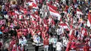Peserta mengibarkan bendera merah putih saat Karnaval Cinta Budaya NKRI di kawasan MH Thamrin, Jakarta, Minggu (20/11). Karnaval berbentuk parade budaya ini menghadirkan budaya nusantara, dari Reog Ponorogo hingga drum Band (Liputan6.com/Faizal Fanani)