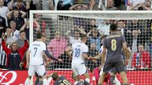 Harry Kane dari Inggris, di lapangan, mencetak gol ketiga timnya selama pertandingan sepak bola persahabatan internasional antara Inggris dan Bosnia dan Herzegovina di St. James Park di Newcastle, Inggris, Senin, 3 Juni 2024. (AP Photo/Scott Heppell)