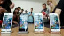 Keluaran Gadget terbaru dari Apple, iPhone SE saat dipajang di kantor pusat Apple di Cupertino, California (21/3). Harga dari iPhone SE mencapai USD 399 atau sekitar Rp 5,2 juta. (REUTERS/Stephen Lam)