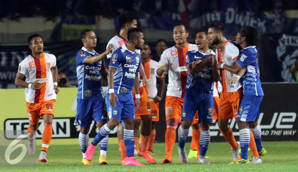 Bek PBFC, Diego Michel (keduakanan) bersitegang dengan pemain Persib di laga kedua Perdelapan Final Piala Presiden 2015 di Stadion Si Jalak Harupat, Bandung, Sabtu (26/9/2015). Persib unggul 2-1 dan melaju kesemifinal. (Liputan6.com/Helmi Fithriansyah)