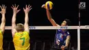 Pemain voli putra Thailand, Kantapat Koonmee (kanan) melakukan smes saat melawan Australia pada Kejuaraan Voli Asia 2017 ke-16 di GOR Tri Dharma, Gresik, Selasa (25/7). Thailand kalah 2-3. (Liputan6.com/Helmi Fithriansyah)