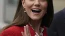 Kate Middleton, Duchess of Cambridge, melambaikan tangan saat tiba di Universitas Kopenhagen, Denmark (22/2/2022). Kate, Duchess of Cambridge tampil berpakaian diplomatis dengan blazer Zara merah dan blus putih berkerut. (AP Photo/Alastair Grant)