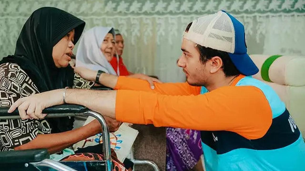 Patut Dicontoh, 6 Potret Aksi Sosial  Bryan Domani Jadi Relawan di Panti Wreda, Tebar Senyum dan Kehangatan  dengan Para Lansia
