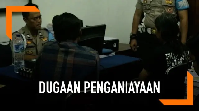 Dua jurnalis melaporkan anggota kepolisian ke Propam atas dugaan penganiayaan saat meliput Hari Buruh 1 Mei 2019 di Bandung, Jawa Barat.