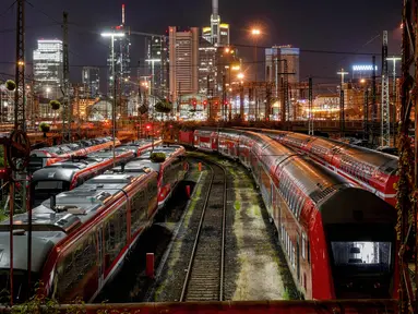 Sejumlah kereta diparkir di luar stasiun kereta pusat di Frankfurt, Jerman, Rabu (11/8/2021). Serikat masinis kereta api Jerman mogok kerja selama tiga hari untuk menuntut kenaikan upah. (AP Photo/Michael Probst)