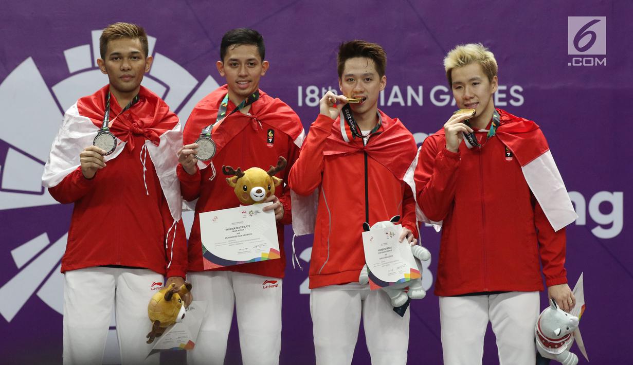 Ganda putra Indonesia, Kevin Sanjaya S/Marcus F Gideon dan Fajar Alfian/M Rian Ardianto di podium kemenangan usai Final Bulutangkis Asian Games 2018 di Istora GBK, Jakarta, Selasa (28/8). Indonesia meraih emas dan perak. (Liputan6.com/Helmi Fithriansyah)
