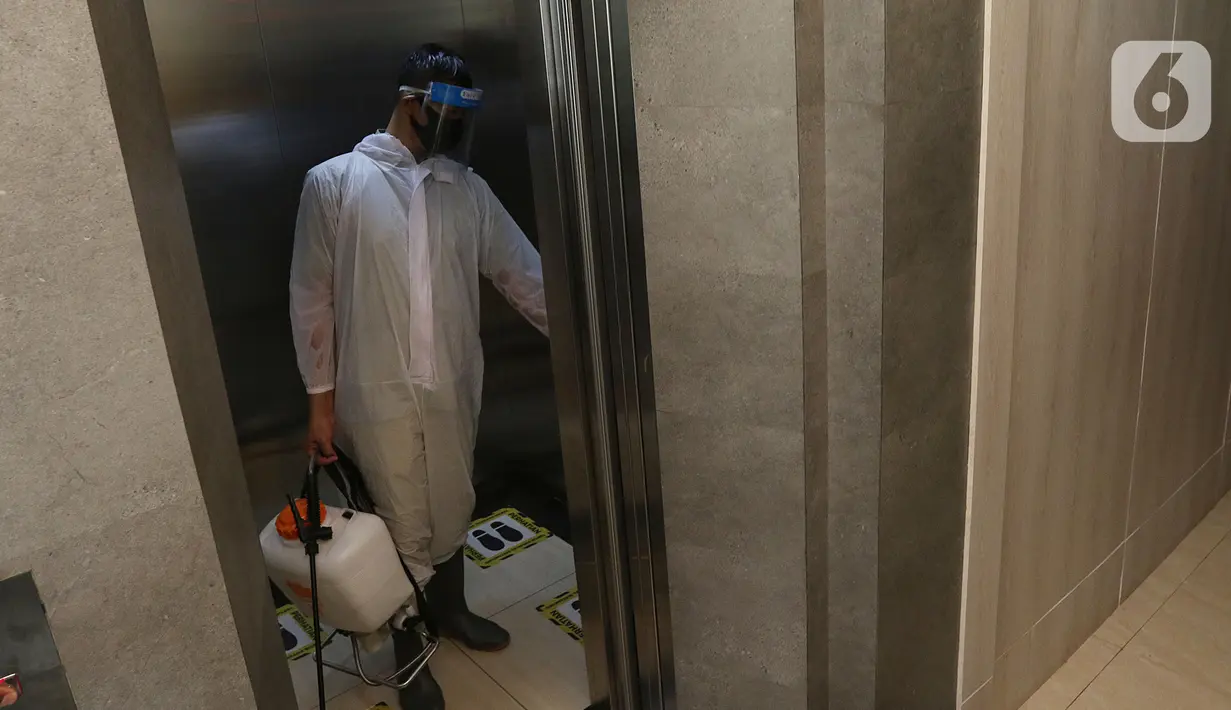 Pekerja membersihkan lift hotel The Green Hotel di Bekasi, Jawa Barat, Kamis (24/9/2020). Hotel ini mengajukan untuk dijadikan tempat isolasi mandiri pasien Covid-19 ke pemkot Bekasi setelah mendapatkan rekomendasi dari PHRI. (Liputan6.com/Herman Zakharia)