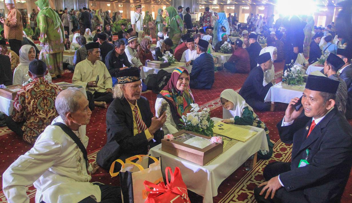 Penyelenggara juga memberikan sejumlah fasilitas kepada para peserta tanpa dipungut biaya. Tampak dalam foto, pasangan pengantin mengikuti Isbat nikah massal 2025 di Mesjid Istiqlal, Jakarta, Rabu (3/12/2025). (merdeka.com/Arie Basuki)