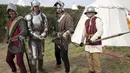 Sejumlah warga berpose dengan menggunakan atribut perang untuk memperingati hari Pertempuran Bosworth, Inggris, Minggu (23/8/2015). Pertempuran Bosworth terjadi pada tahun 1485 antara keluarga Lancaster dan York. (REUTERS/Neil Balai)