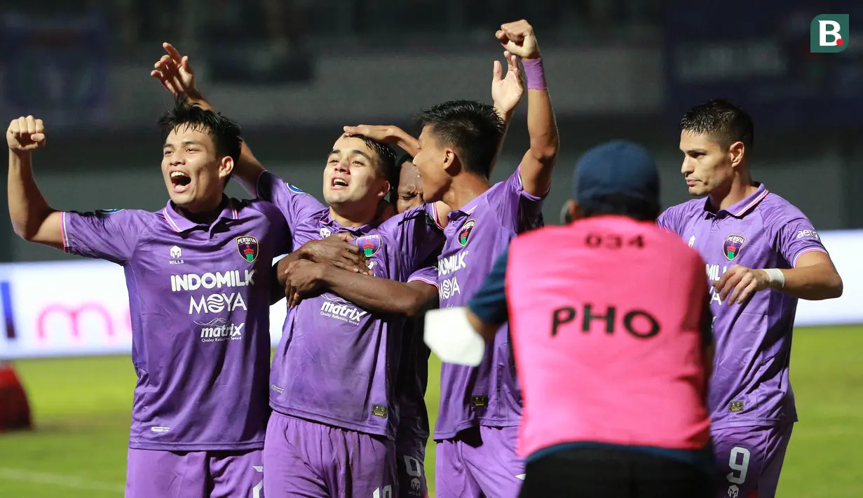 <p>Pemain Persita Tangerang, Ezequiel Vidal (tengah) melakukan selebrasi usai mencetak gol ke gawang Dewa United dalam laga pekan ke-3 BRI Liga 1 2022/2023 antara Persita Tangerang melawan Dewa United di Indomilk Arena, Tangerang, Minggu (7/8/2022) malam WIB. (Bola.com/M Iqbal Ichsan)</p>