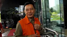 Bupati Karawang Ade Swara saat memasuki gedung KPK untuk menjalani pemeriksaan, Jakarta, (14/10/14). (Liputan6.com/Miftahul Hayat)