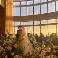 Di tengah dekorasi penuh bunga berwarna putih, Chen dan sang istri berdiri berdampingan. [Foto: twitter/Haj_992]