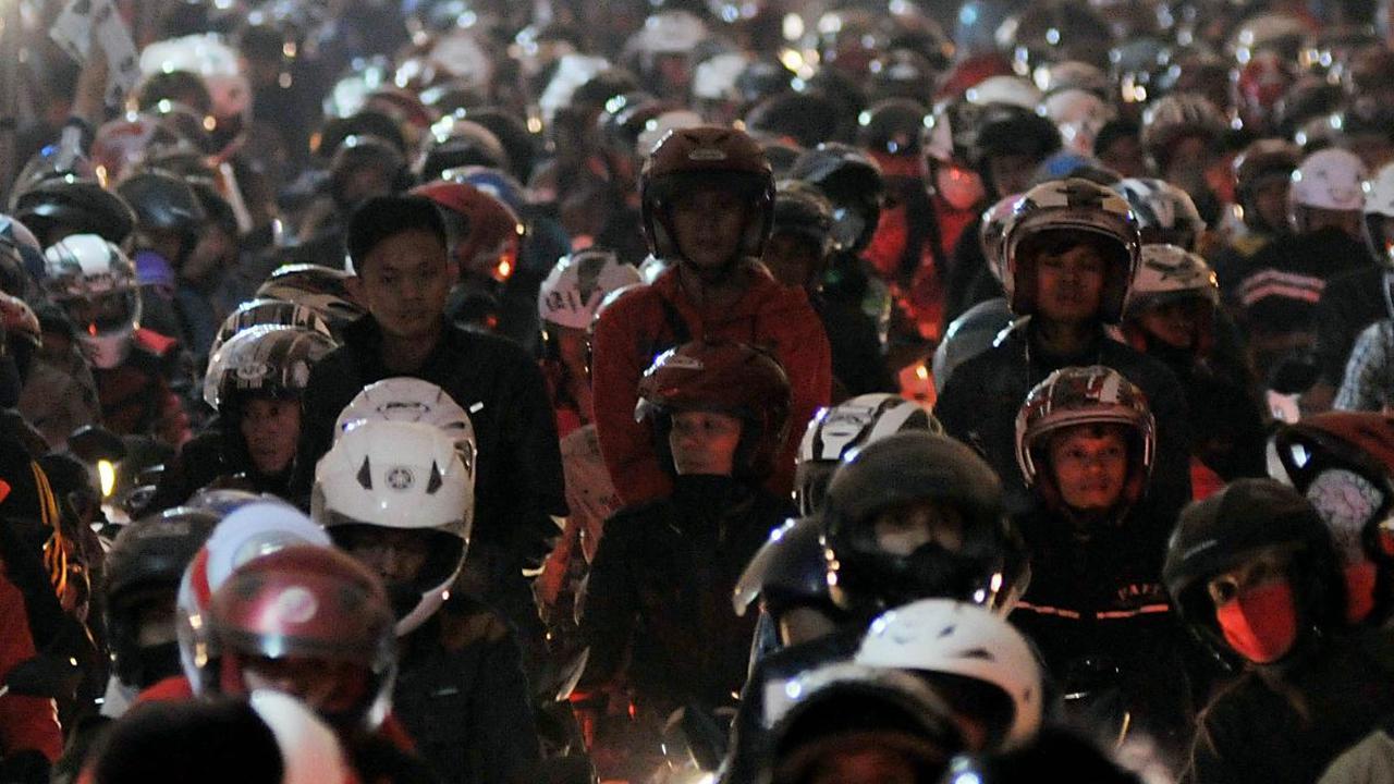 "Apresiasi juga kita berikan kepada pemudik motor, ini paling mulus. Jadi nurut banget, sehingga mereka juga mendapatkan layanan hanya 15 menit langsung jalan," tutur Arisudono.
