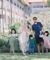 Desta, Natasha Rizky bersama anak-anaknya kerap tampil dengan busana senada. Tidak hanya di momen Lebaran, melainkan juga momen liburan bahkan hingga nobar sepak bola [@desta80s]