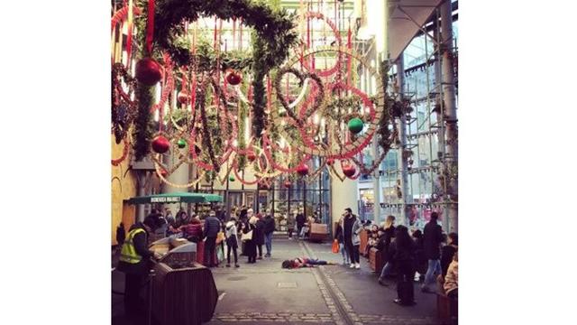 Kocak Banget, Ini 7 Potret Pose ‘Mati’ yang Dilakukan Wanita Di Tempat Wisata