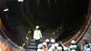 Presiden Jokowi keluar dari terowongan bawah tanah  Mass Rapid Transit (MRT) di kawasan Setiabudi, Jakarta, Kamis (22/2). Proyek MRT ditargetkan siap beroperasi pada Maret 2019 mendatang. (Liputan6.com/Angga Yuniar)