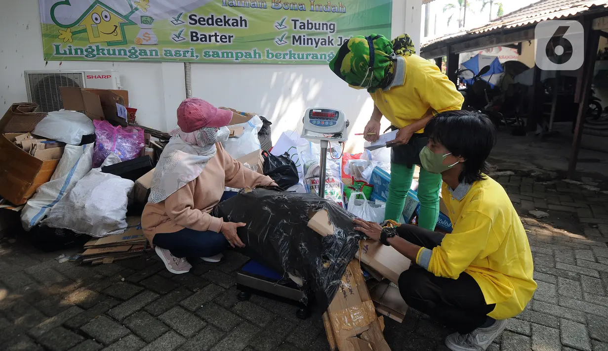 Warga mengumpulkan sampah yang akan dikonversi ke dalam buku tabungan pada salah satu perumahan elite di kawasan Lebak Bulus, Jakarta Selatan, Selasa (21/9/2021). Kegiatan ini sebagai sarana pemanfaatan sampah daur ulang yang dapat menambah pemasukan keuangan keluarga. (merdeka.com/Arie Basuki)