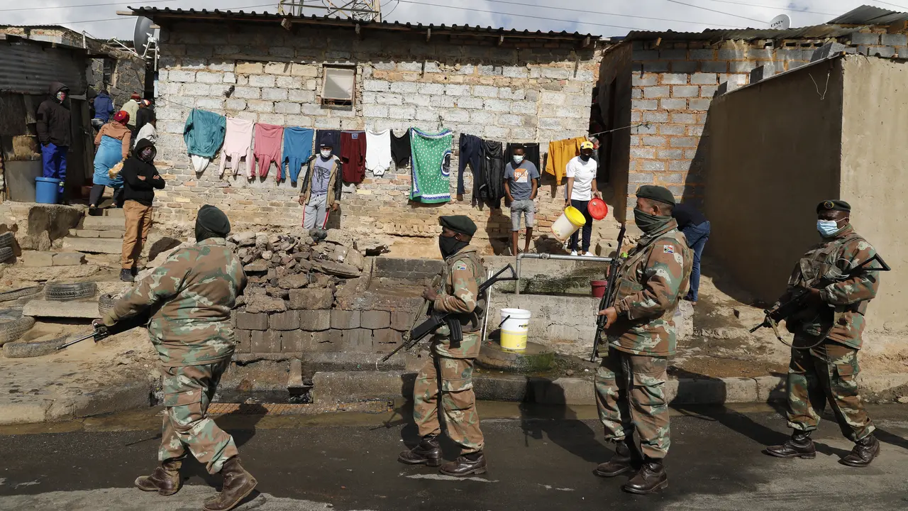 Tentara berpatroli mengamankan situasi pascakerusuhan massa di Afrika Selatan