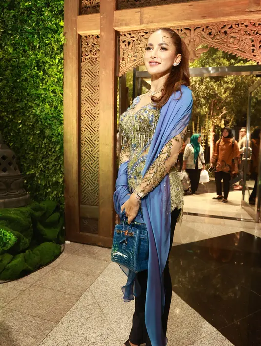 Sementara itu, rambut panjang Olla ditata dengan sleek ponytail yang menawan