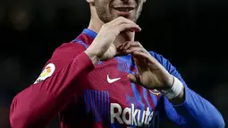 Penyerang Barcelona, Ferran Torres berselebrasi usai mencetak gol ke gawang Osasuna pada pertandingan lanjutan La Liga Spanyol di di stadion Camp Nou di Barcelona, Senin (14/3/2022). Barcelona menang telak atas Osasuna 4-0. (AP Photo/Joan Monfort)