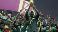 Para pemain Senegal merayakan dengan trofi setelah memenangkan pertandingan final Piala Afrika 2022 atas Mesir di Paul Biya Stadium, Kamerun, Senin (7/2/2022) dini hari WIB. Sadio Mane membawa Senegal mengalahkan Mesir lewat adu penalti dengan skor 4-2. (AP Photo/Sunday Alamba)