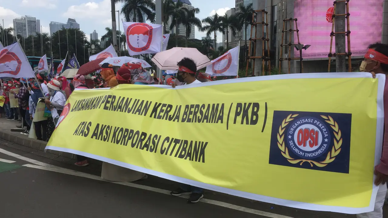 Pekerja Citibank menggelar demonstrasi di kawasan Bursa Efek Jakarta, SCBD, Jakarta, Rabu (20/4/2022).