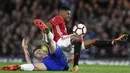 Striker Manchester United, Marcus Rashford, berebut bola dengan bek Chelsea, Gary Cahill. Pada laga ini pemain Setan Merah melakukan 14 kali pelanggaran, sementara Chelsea hanya tujuh kali. (EPA/Will Oliver)
