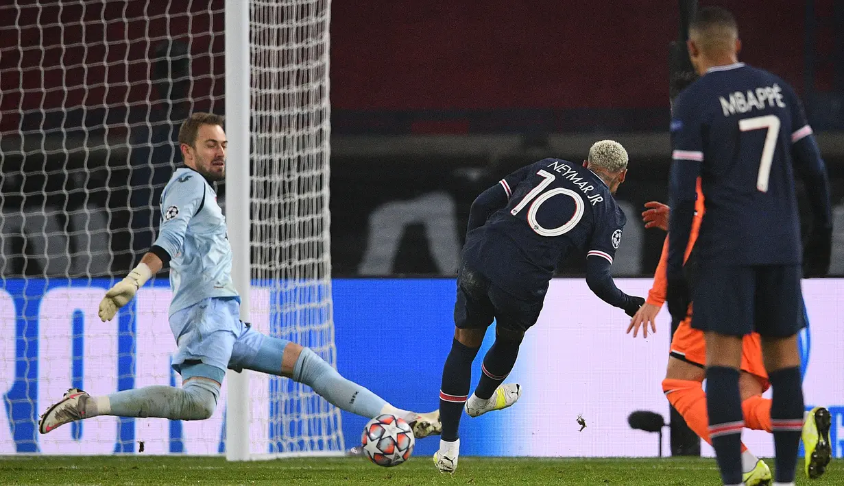 Striker Paris Saint-Germain, Neymar (tengah), mencetak gol keduanya ke gawang Istanbul Basaksehir dalam laga lanjutan Liga Champions 2020/21 Grup H di Parc des Princes Stadium , Paris, Rabu (9/12/2020). PSG menang 5-1 atas Basaksehir. (AFP/Franck Fife)